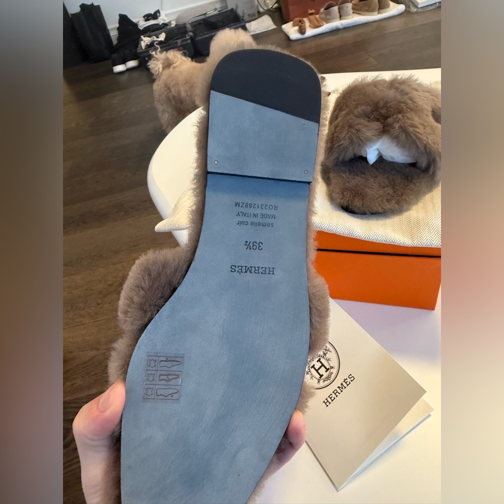 Hermes etoupe shearling Oran 39.5 new with box - Picture 3 of 4